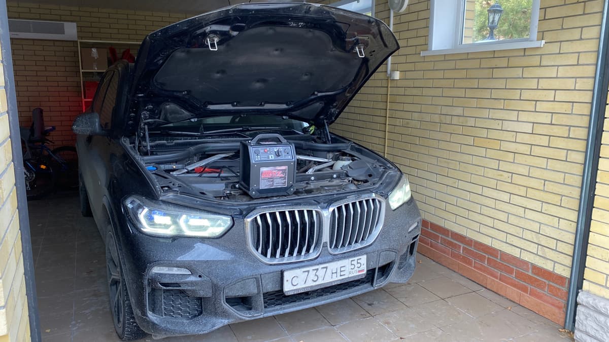Запуск BMW X5 пуско-зарядным устройством в гараже