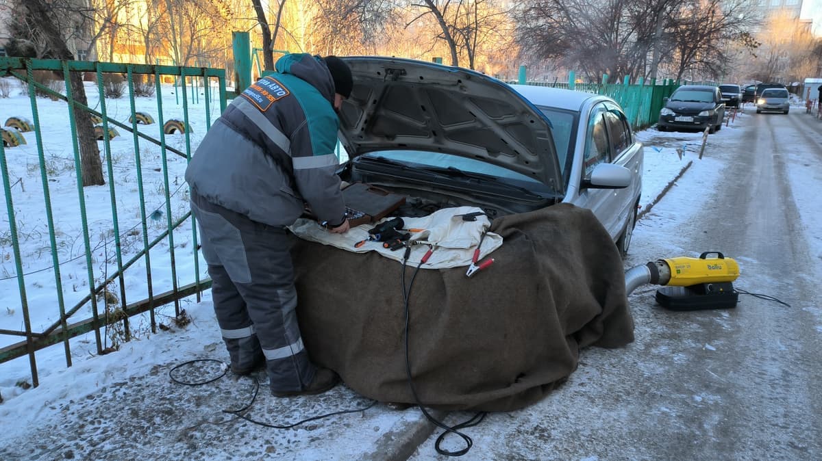 Отогрев легкового автомобиля под тепловым пологом на морозе в Омске